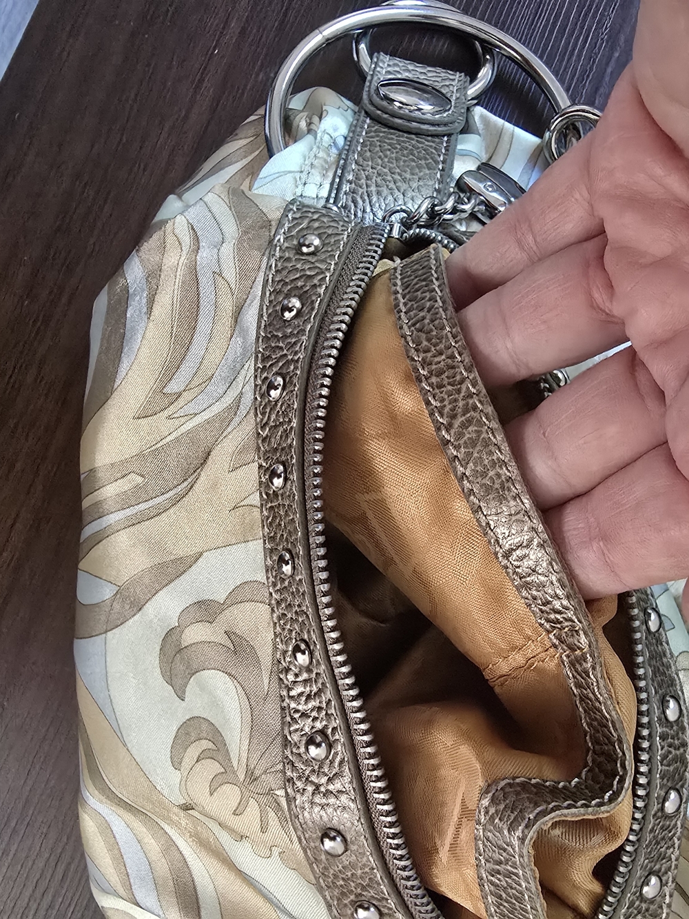 Kathy Van Zeeland Beige Cream Patterned Shoulder Bag with Metallic Trim - Picture 15 of 16